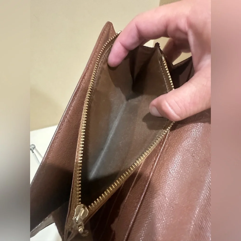 LOUIS VUITTON
Sarah leather wallet w/unbranded chain - Picture 10 of 12